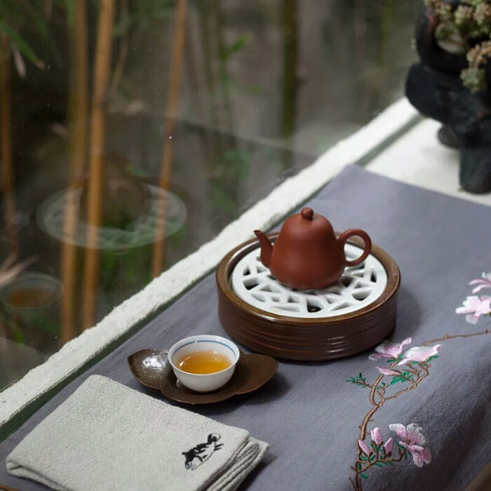 茶:人于草木间,花与茶相伴.