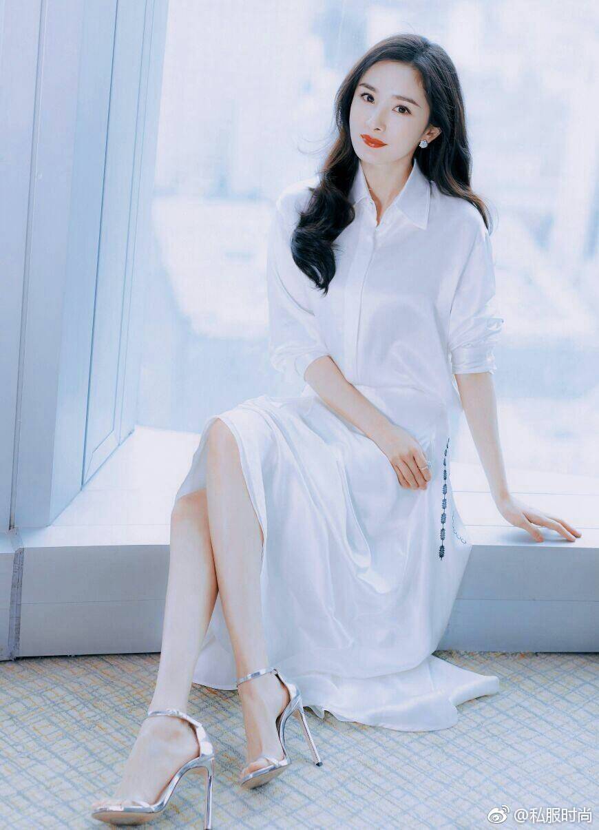 杨幂出席活动,宛若画中仙子,白衣飘飘,仙气十足.