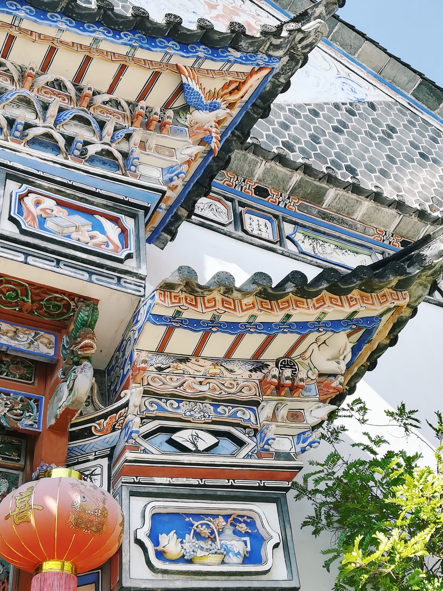 云南白族民居的屋檐一角 一个总是晴天的地方是讨人喜欢的