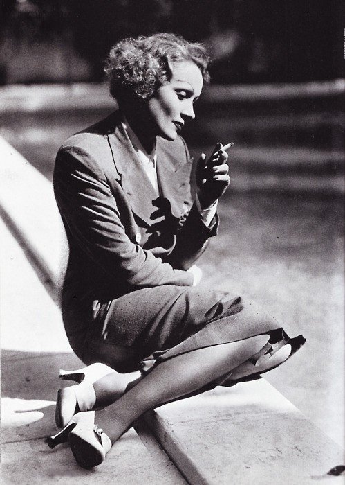 1930年,影星玛琳·黛德丽(marlene dietrich).