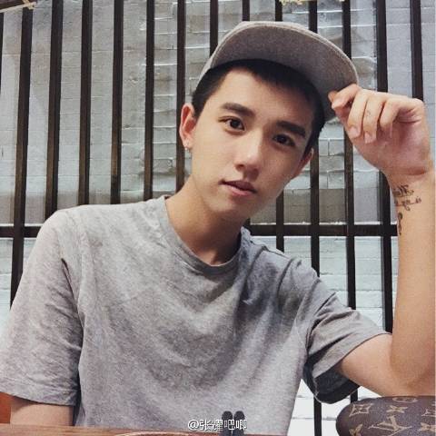 张耀 人不剽悍枉少年中的学霸,虽然现实中相反,颜值还是挺高的