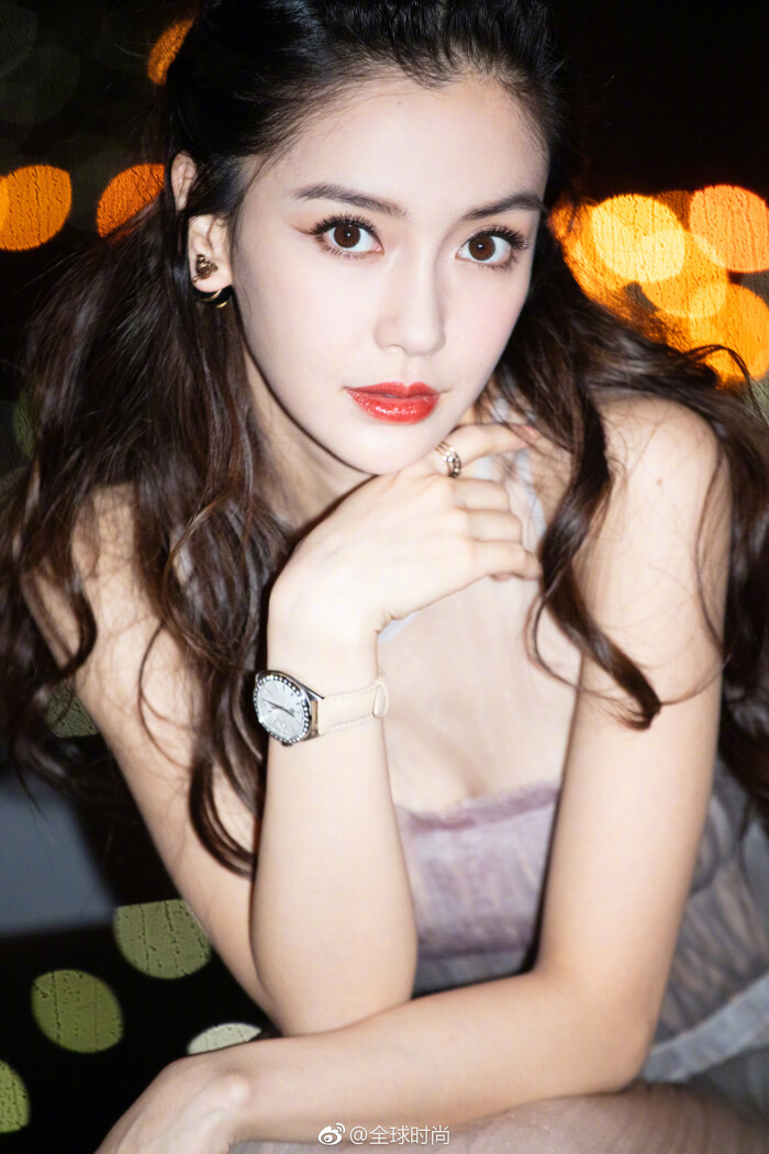 angelababy 今晚亮相跨年演唱会现场,身着dior2019春夏系列纱裙气质