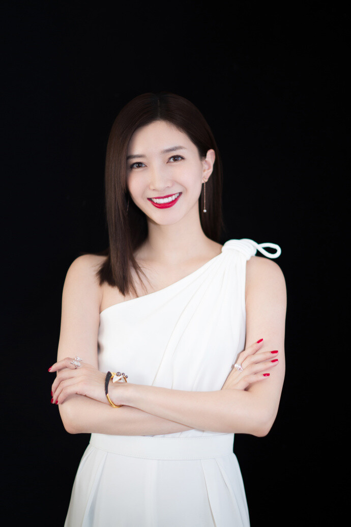 江疏影 出席第十七届中国电影华表奖红毯