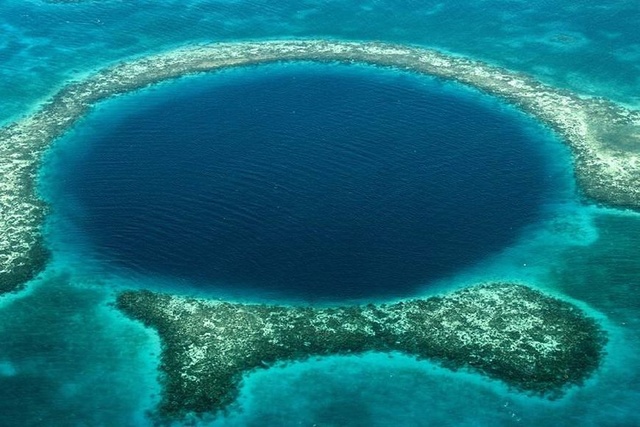 这是世界上已发现的最大的海洋蓝洞,其形状为完美的圆形,直径超过了