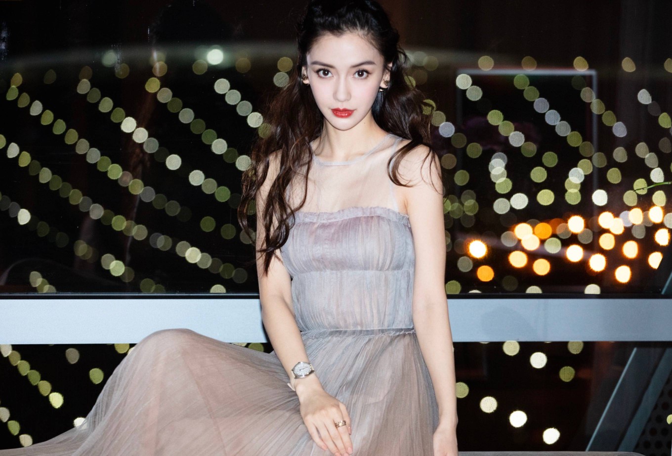 angelababy,中文名杨颖,1989年2月28日出生于上海,13岁时移居香港