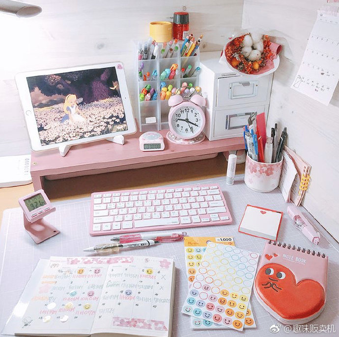 粉嫩粉嫩的书桌,精致女孩连学习时都是冒仙气儿的呀