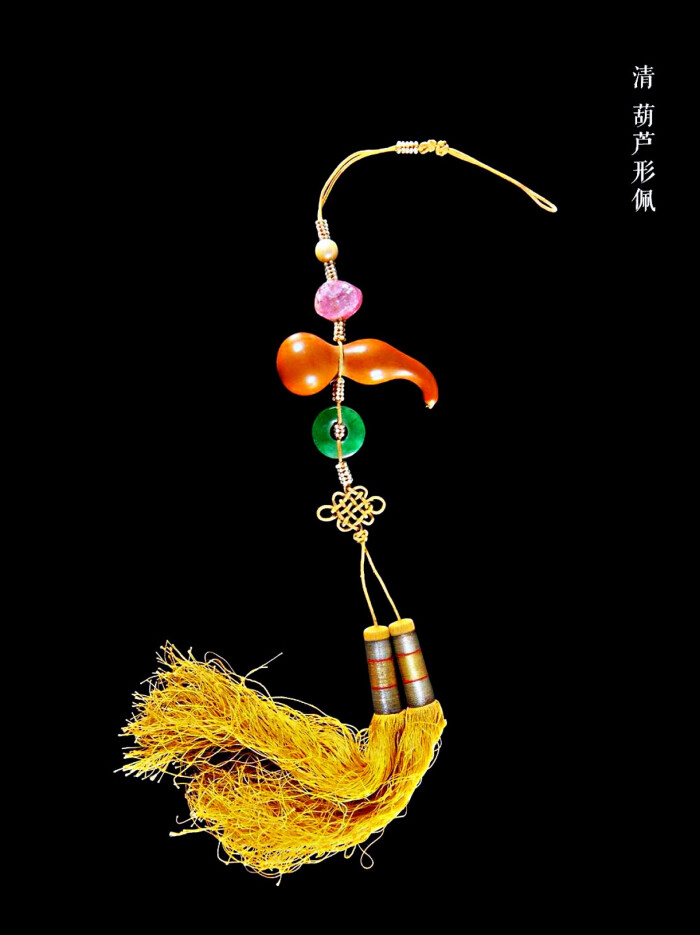 葫芦可渡水,入药,也为暗八仙之一,寓意健康,长寿,平安,被人们认为是