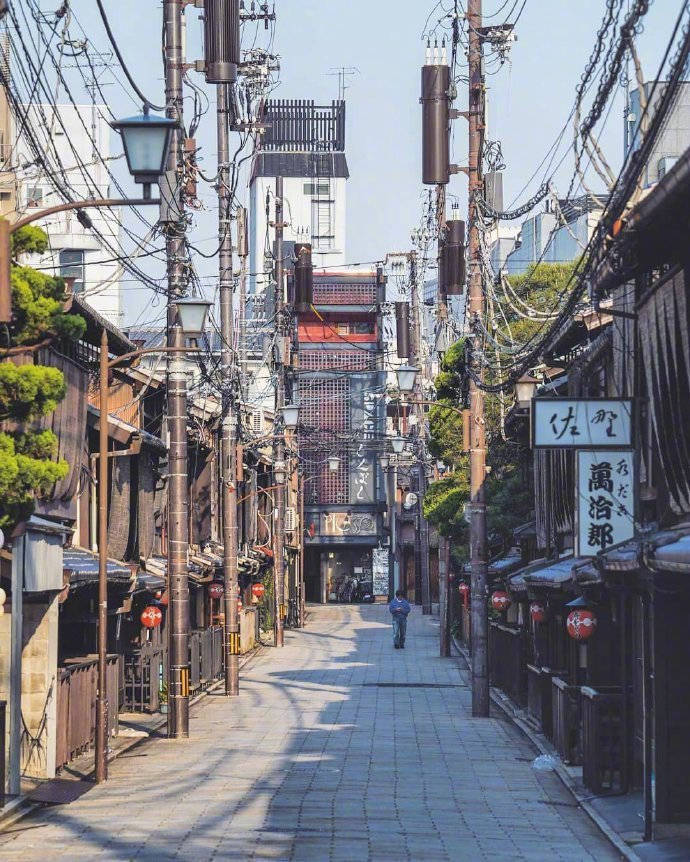 京都的小巷子,想起来山塘街的巷子,各有风骚.