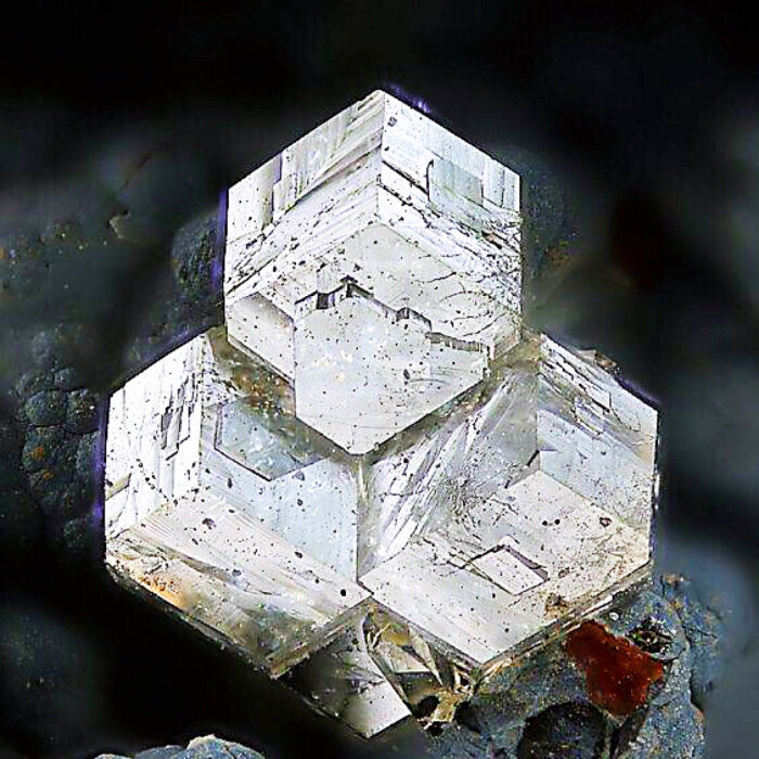 三足鼎立的 钙十字沸石 Phillipsite