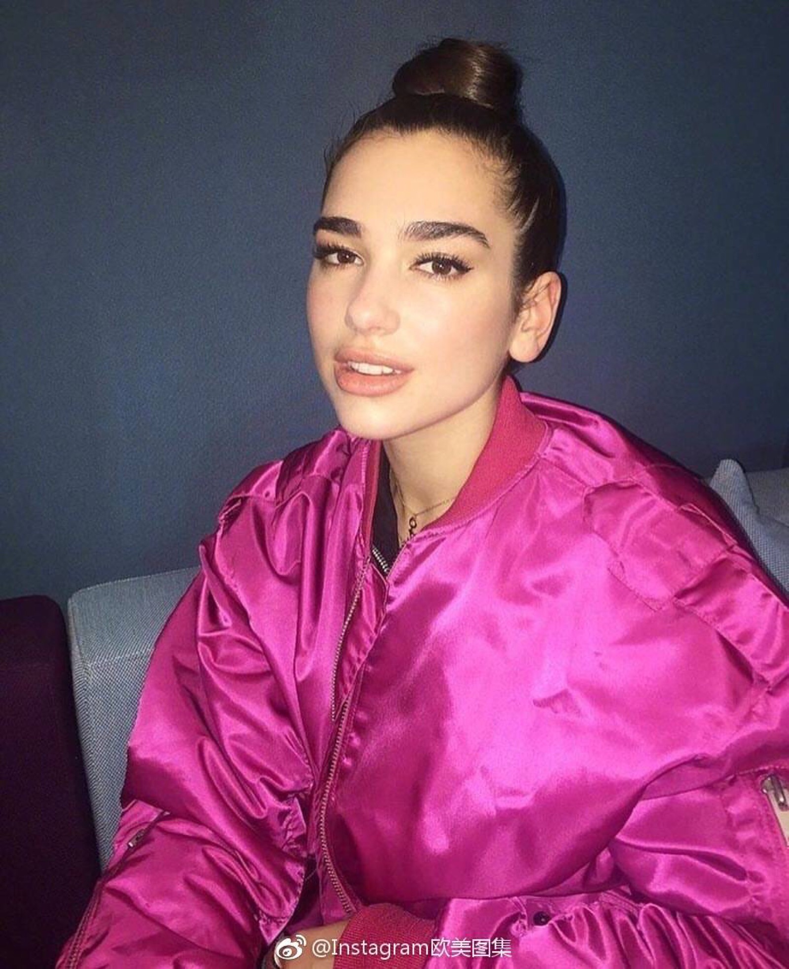 dua lipa是英国歌手 歌曲作者 模特 颜值和才华并存