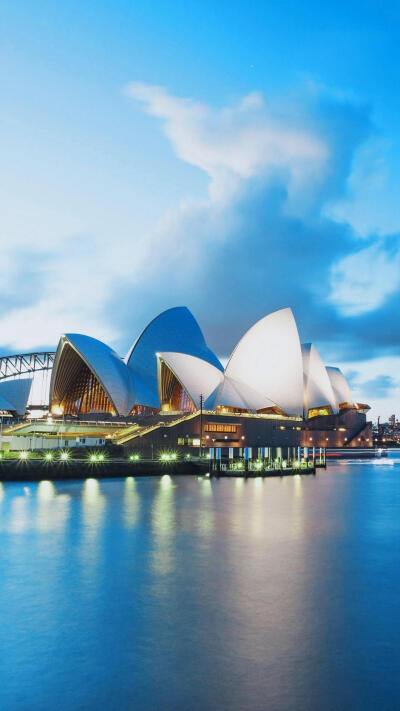 悉尼歌剧院是澳大利亚的地标建筑,被联合国教科文组织评为世界文化