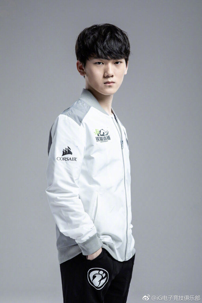 定妆照真好看,小喻哥哥是iG的颜值扛把子。