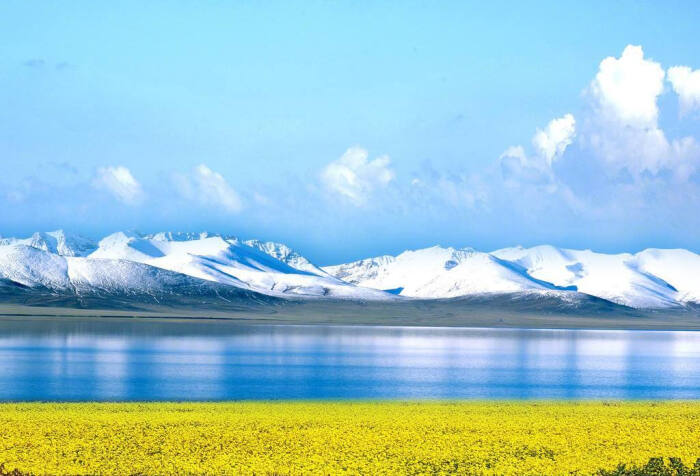 青海湖是中国最大的咸水湖,风景优美碧水蓝天,但随着去的人越来越多