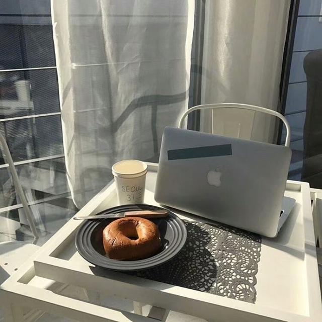 温柔的月亮被揉碎成一撮星星 融化在你的眼睛