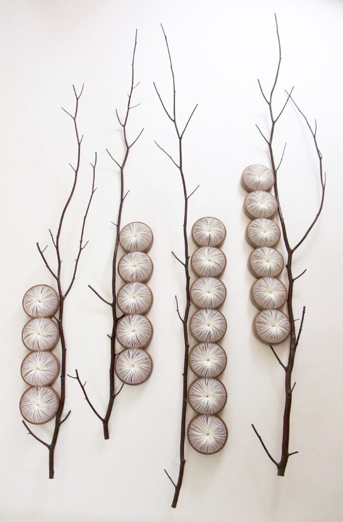 艺术家 kazuhito takadoi 的作品,用干草和树枝织成精致的雕塑画,完全