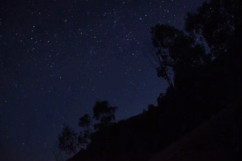 他关掉了最后一盏灯,把黑夜留给星空.