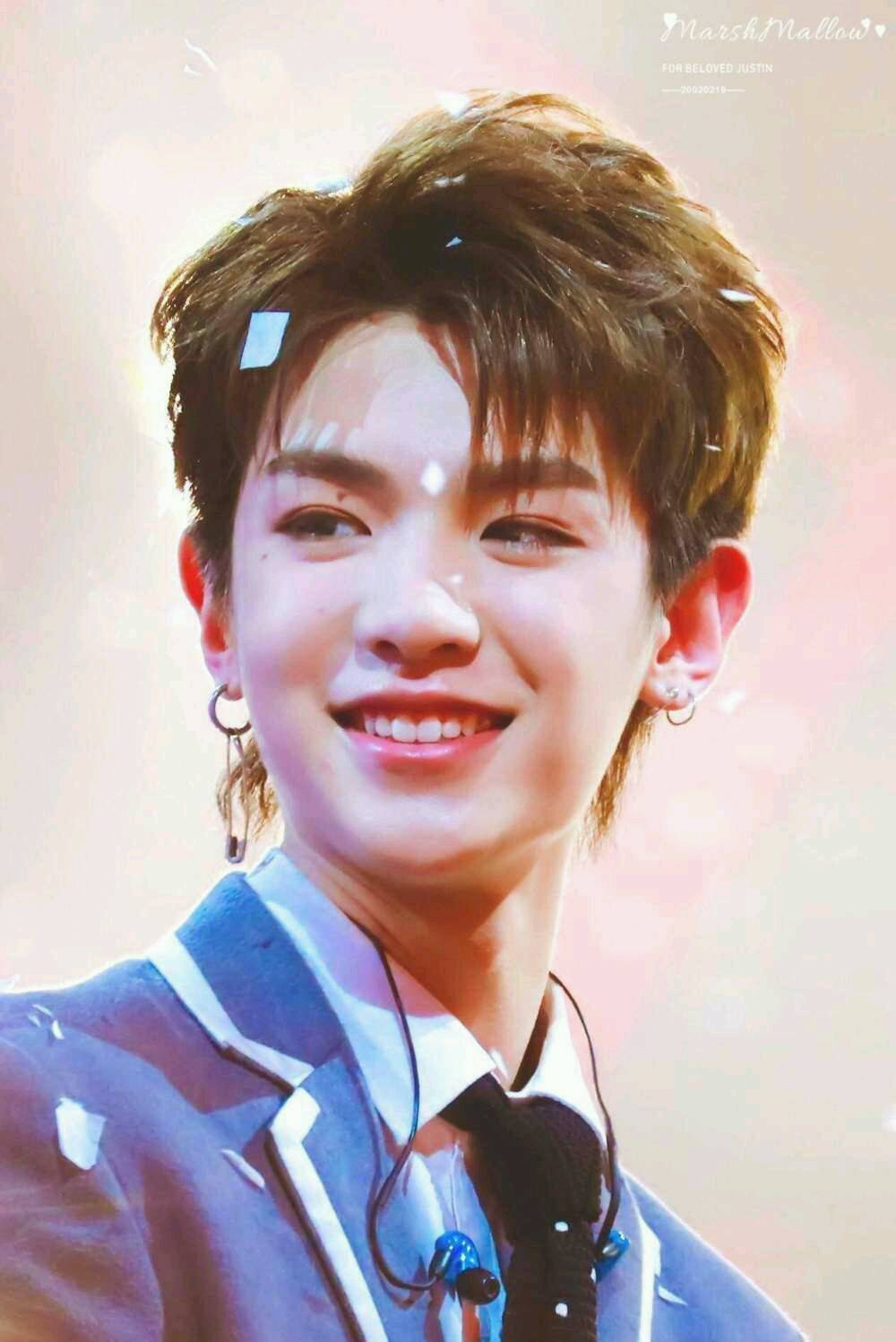 黄明昊 