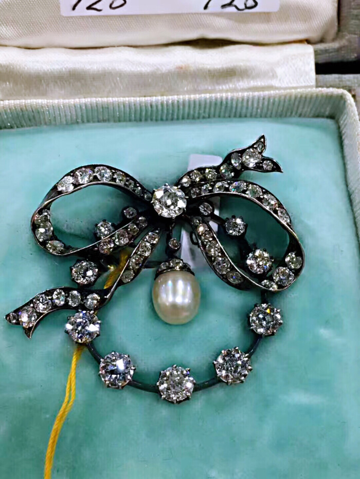 英国皇家珠宝商制作的钻石野生珍珠胸针