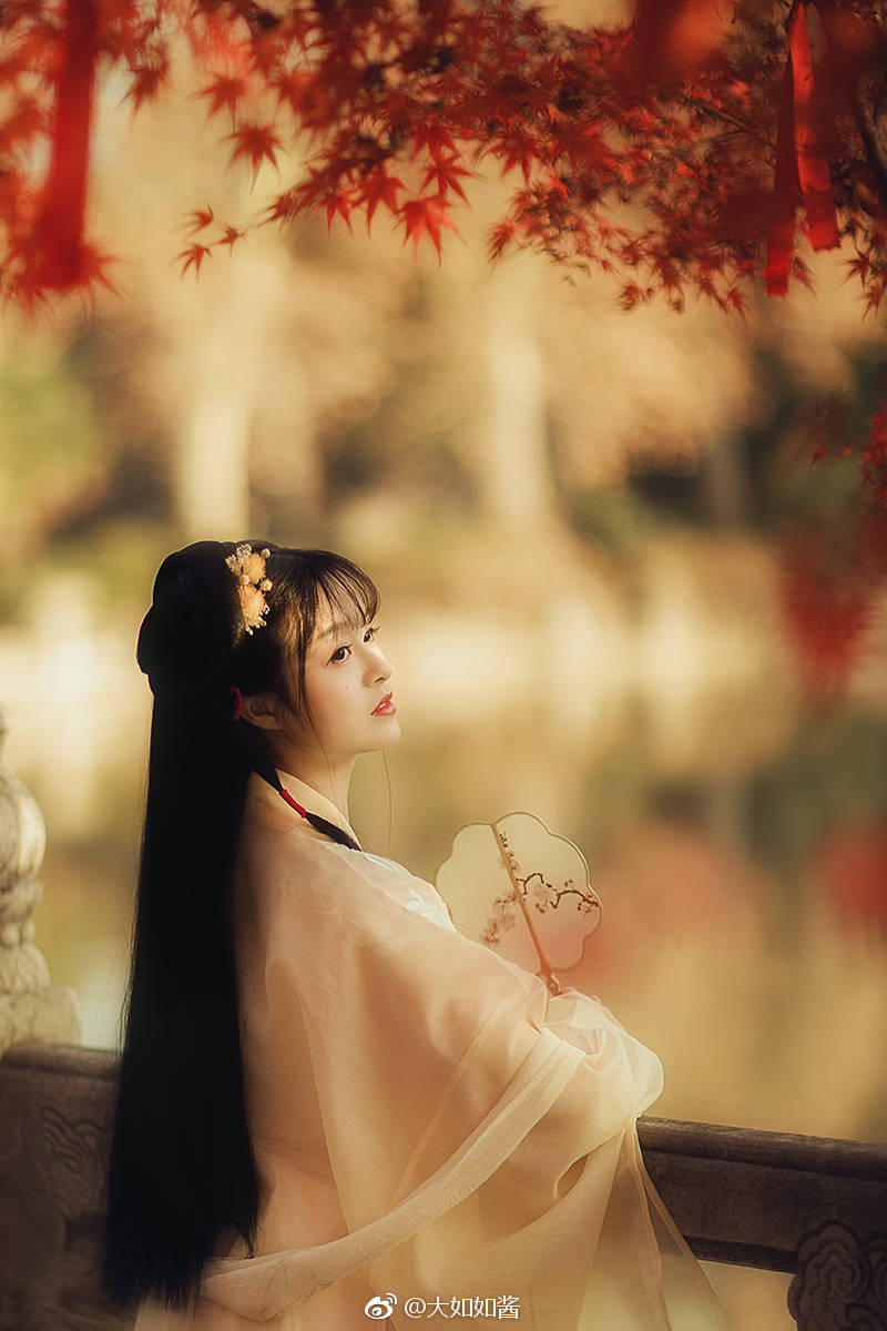 汉服写真# 岁月的那一抹嫣红,点缀了一世春秋.摄影/后期:@大如如酱