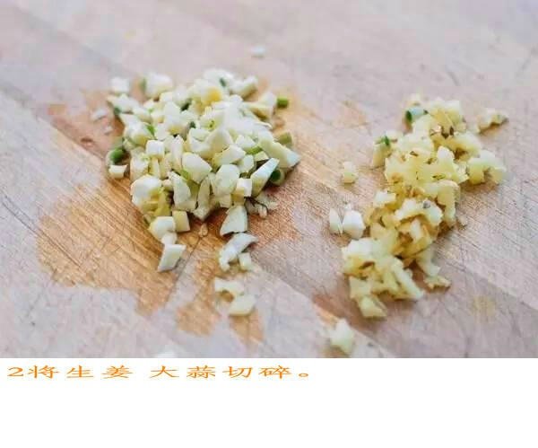 【排骨焖饭】把炒好的排骨放到电饭煲里和米…