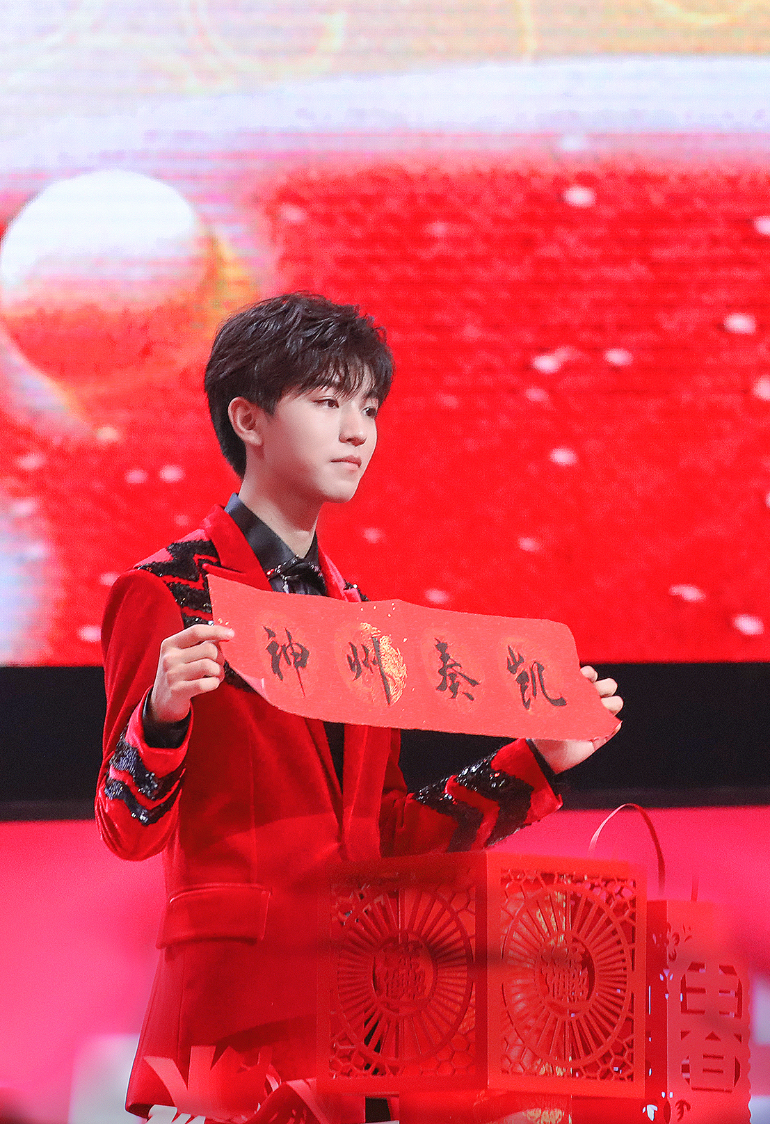 王俊凯×2019.01.21 东方卫视春晚录制×cr:logo