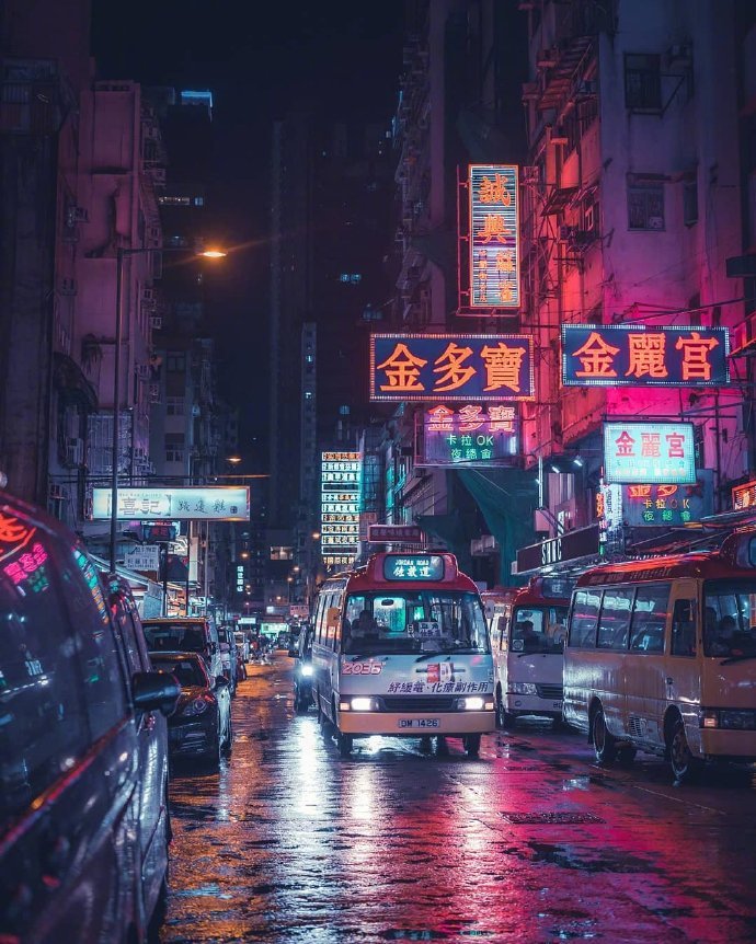 香港街口雨夜天