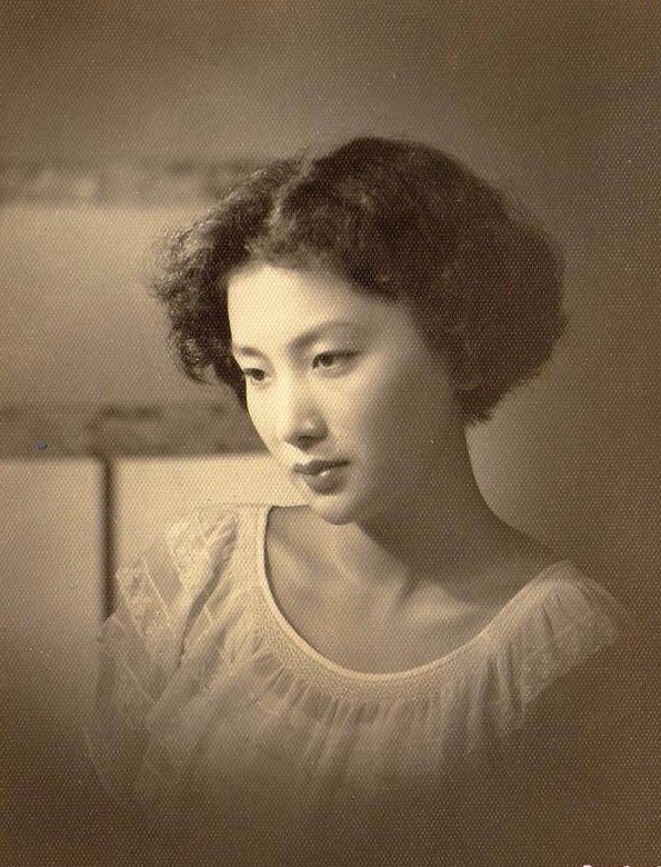 1948年,香港,学生时代的夏梦素颜照.