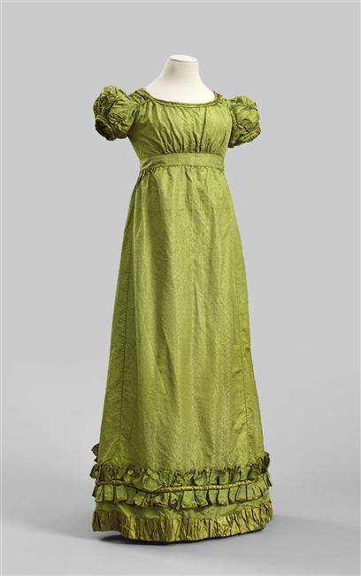 绿色的帝政裙本就不大常见,而这件保存得还相当完好,很值得一看.