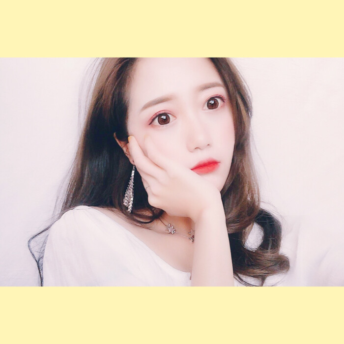 洝大人 女头白边自制头像