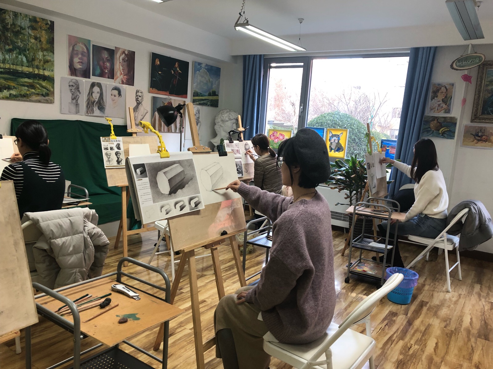 素像画室是专门12岁以上热爱美术的成人美术培训机构,开始课程有:素描