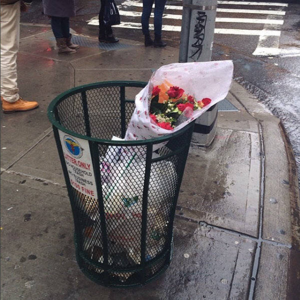 情人节垃圾桶都收到花了,你呢