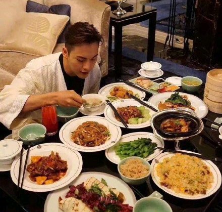 周一和彭于晏喝茶,周二去陈伟霆家吃饭,周三和杰伦约会奶茶,周四和撕