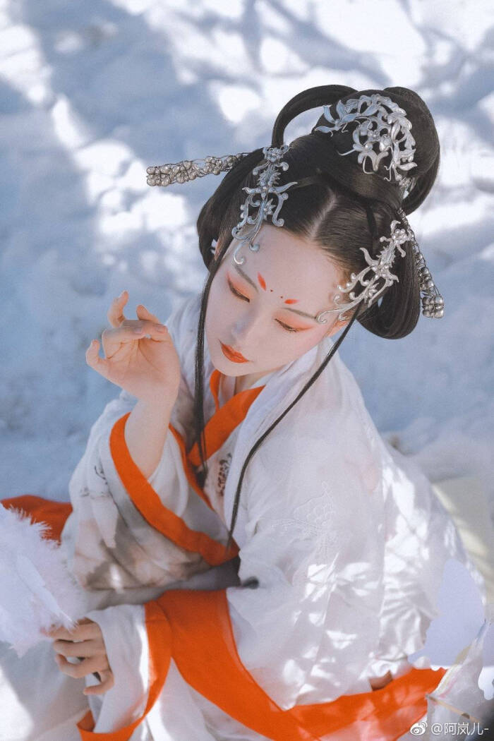 汉服摄影投稿# 【白雪姬】——雪女出早归家传说这是带来冬天第一场