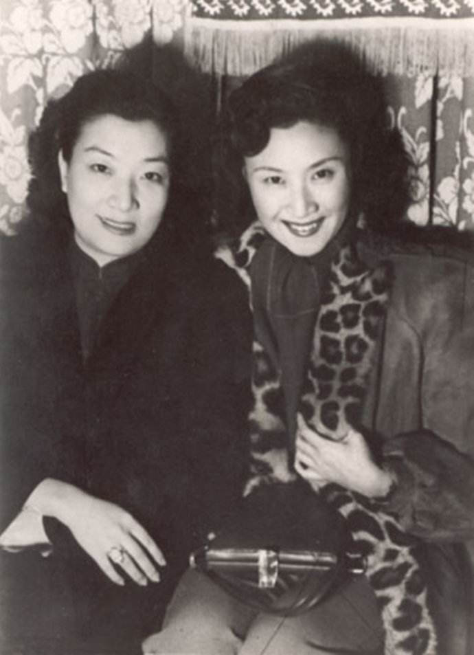 1955年,京剧名家言慧珠与好友,京剧名演员金素琴(左.