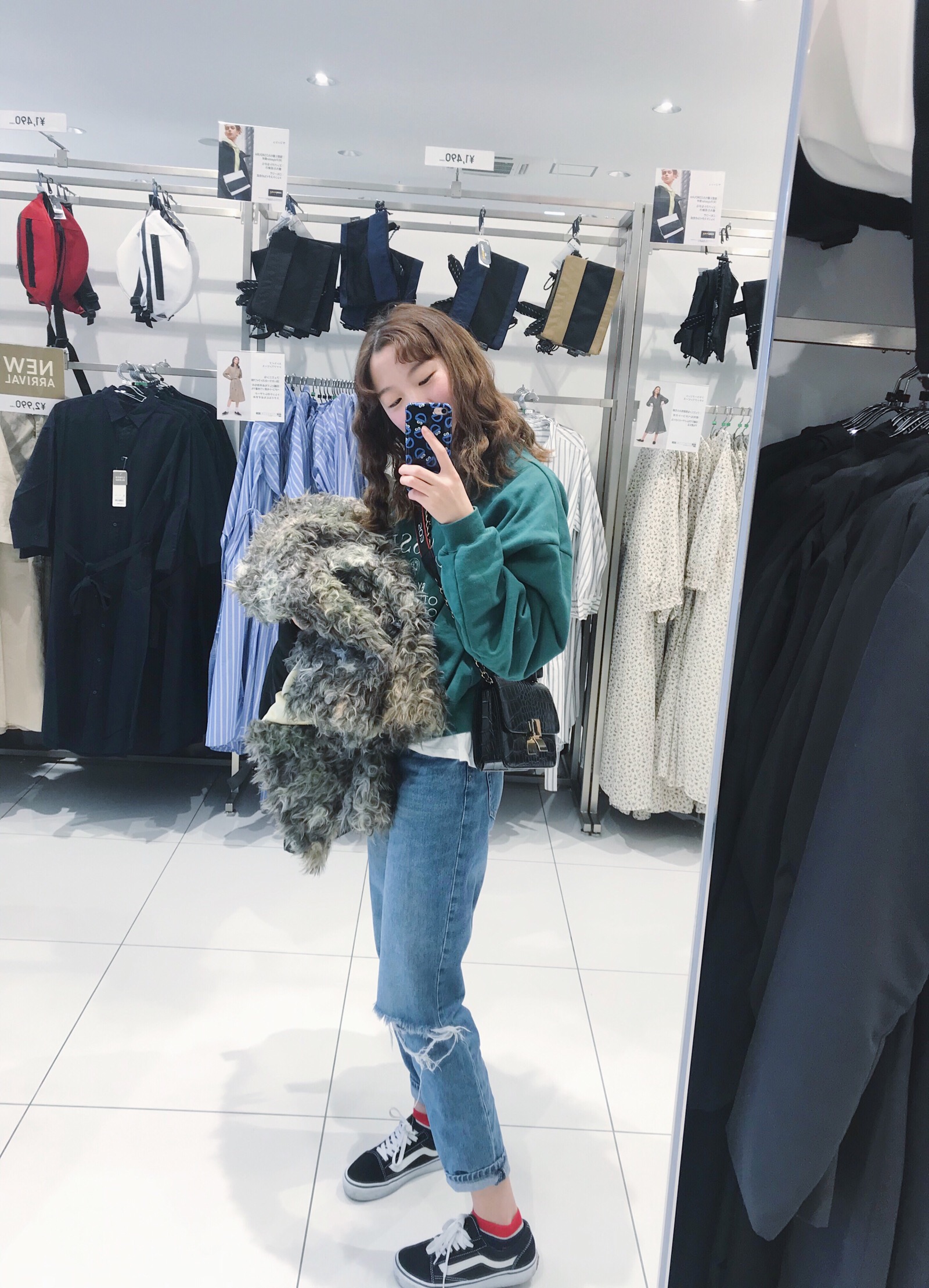 不知道为什么女人总是喜欢对着试衣间,商场里的镜子自拍