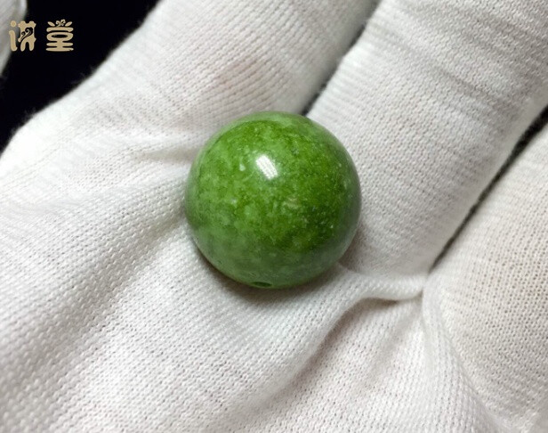 菜籽黄绿松石:菜籽黄绿松石呈绿色,黄绿色,翠绿色,普遍密度高,硬度大