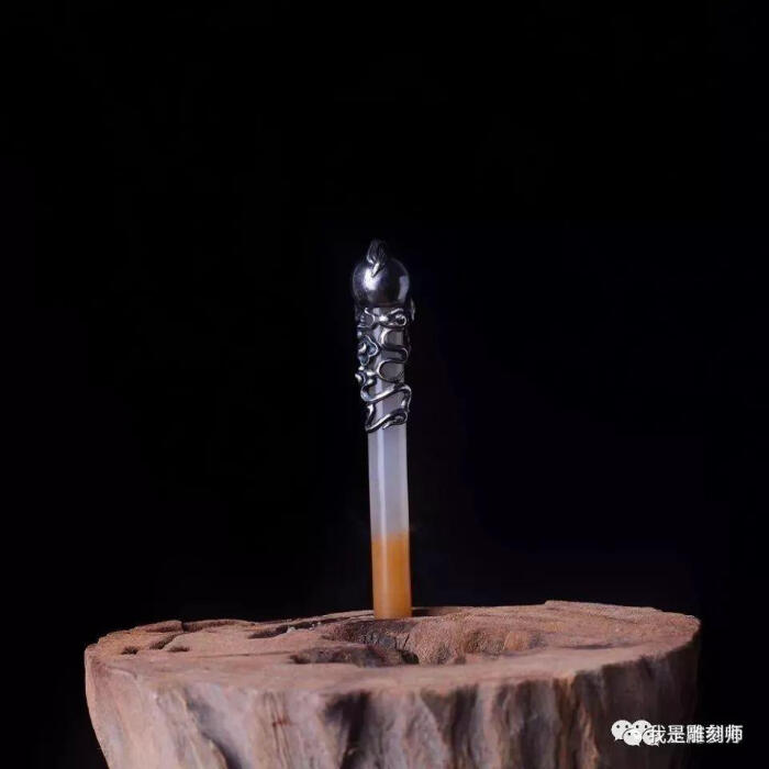 骷髅头材质为925银,香烟的部分为新疆三彩玉.