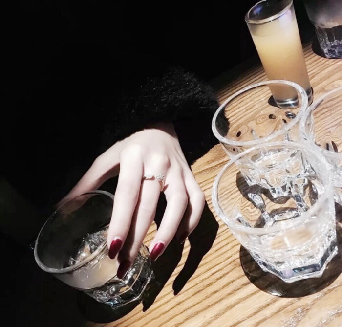 野洵 烟酒女头 配图