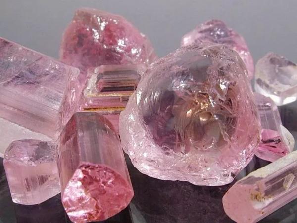 粉色绿柱石(pink beryl,又名摩根石(morganite)颜值身价高