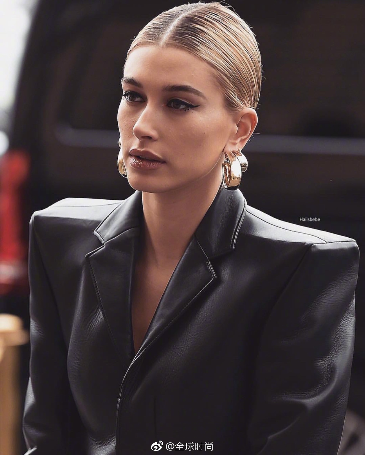 haileybaldwin 巴黎时装周街拍Ⅰ黑色皮衣皮靴的造型,还是很适合海狸