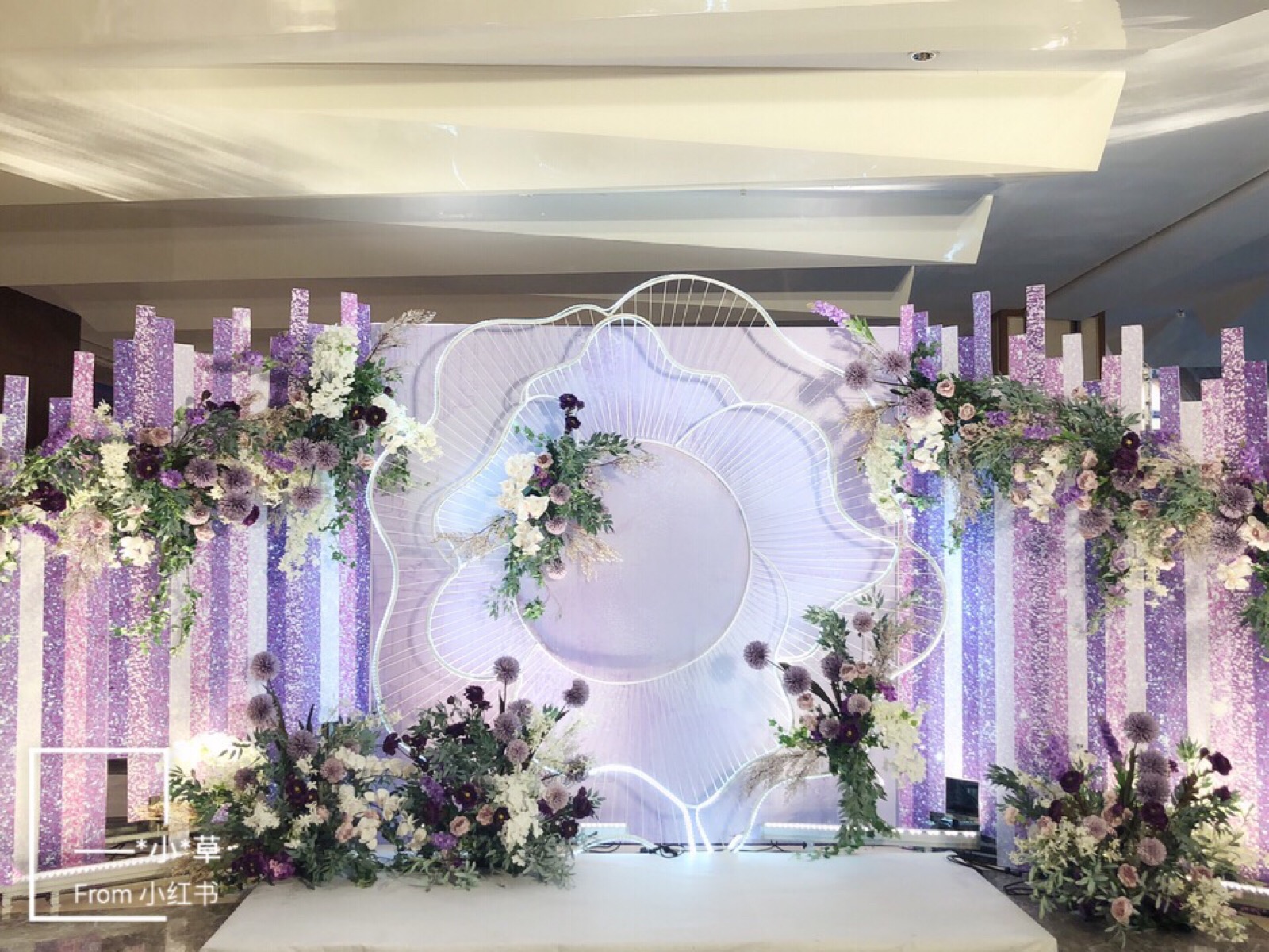 婚礼类型:室内婚礼 婚礼风格:传统西式 婚礼灵感:月牙湾湖旁的迷蝶紫