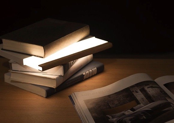 完全隐匿在你的藏书之中,使用的时候拉出即可点亮,暖黄色的灯光配上一