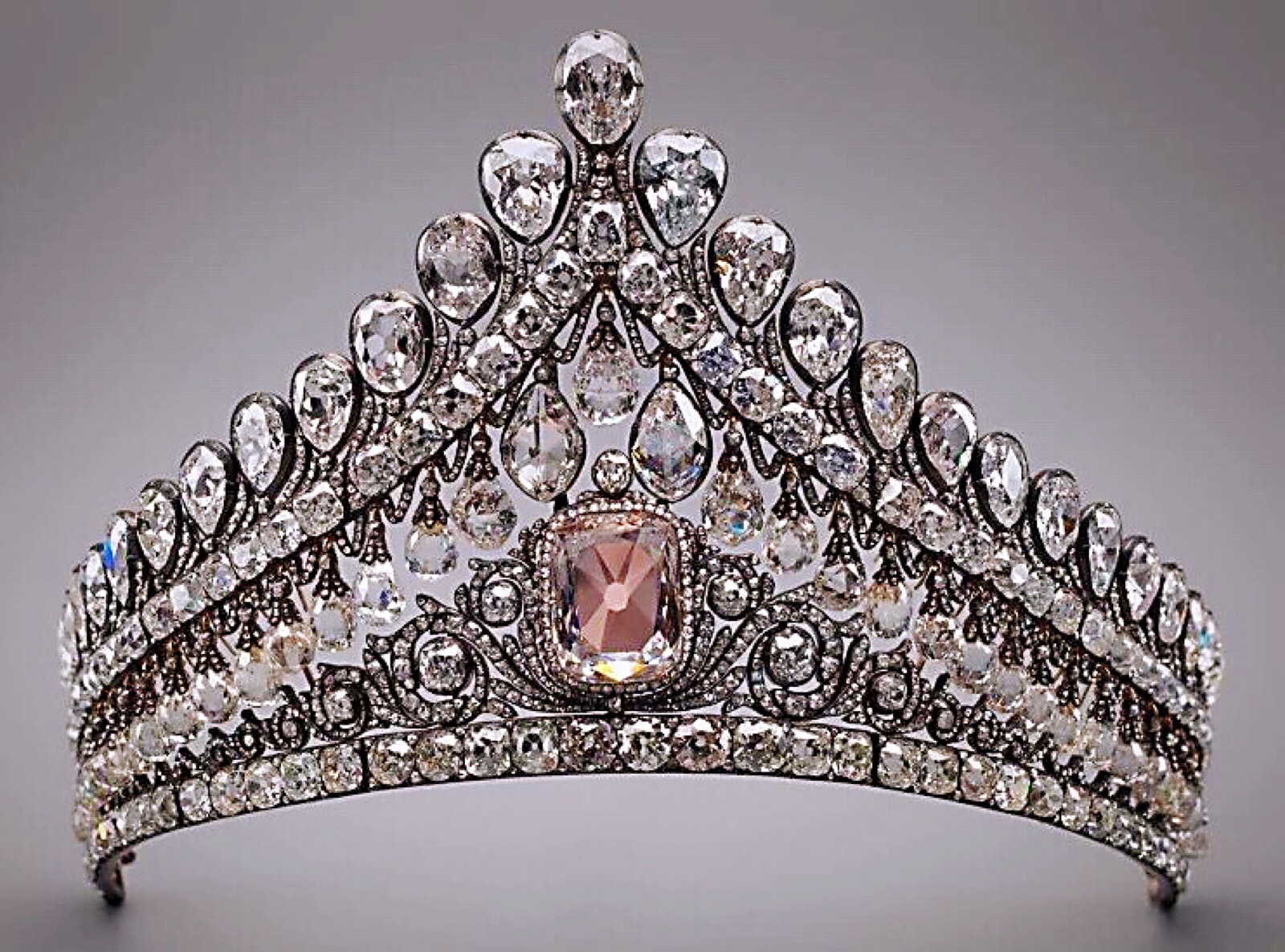 俄罗斯王室婚礼的粉钻王冠,主钻13.