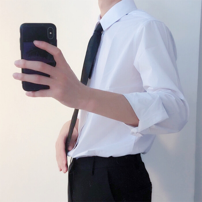 野洵 半身男 白衬衫