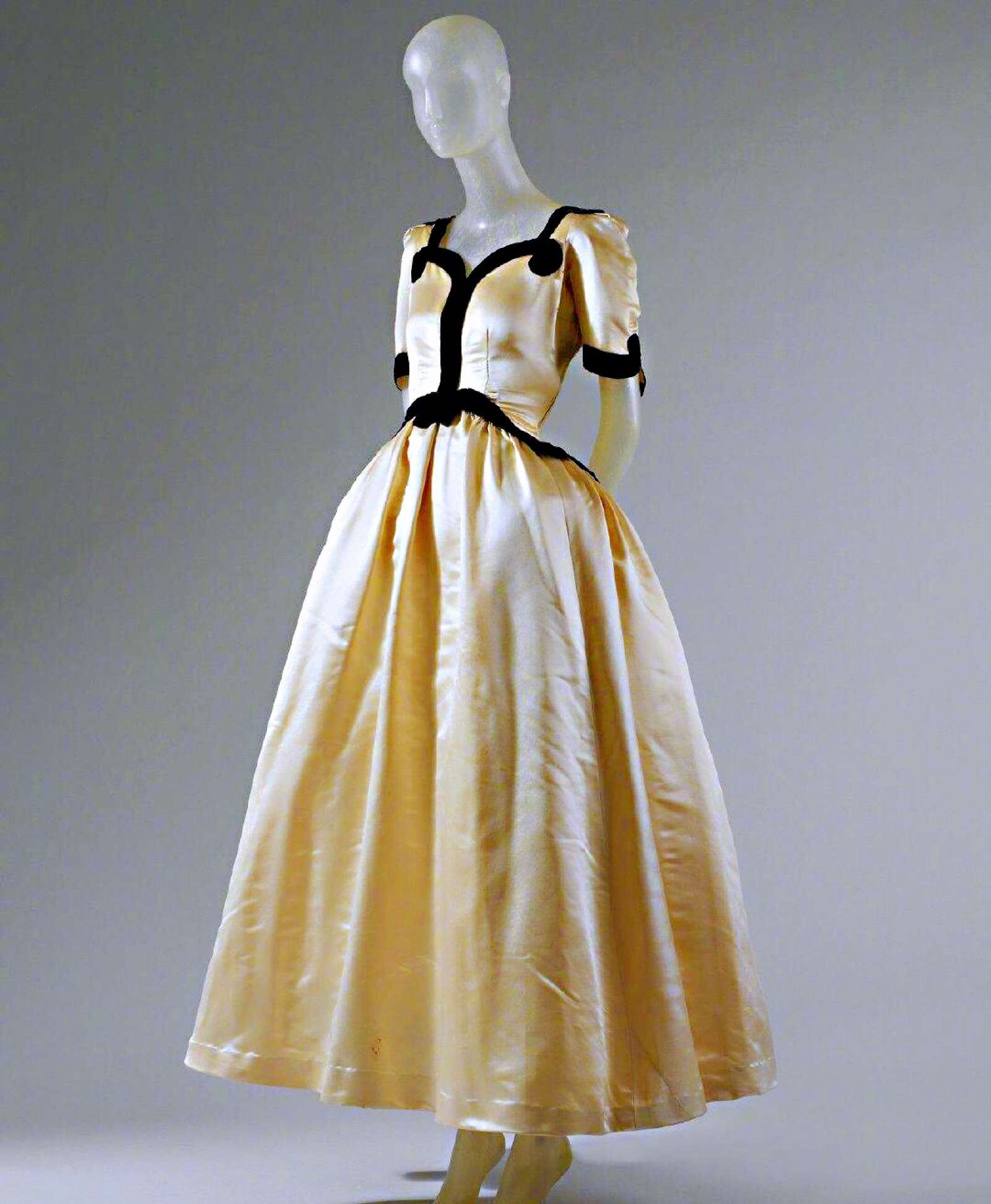 1939年,balenciaga设计的 infanta dress又称为 "velásquez" dress