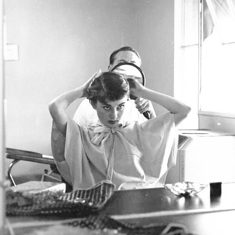 audrey hepburn getting a haircut, 1953