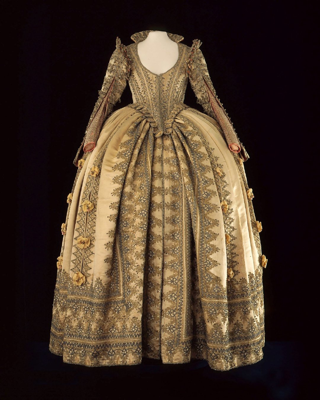 女士贵族礼服,它属于萨克森选帝后妃,普鲁士公主玛格达莱妮·西比勒